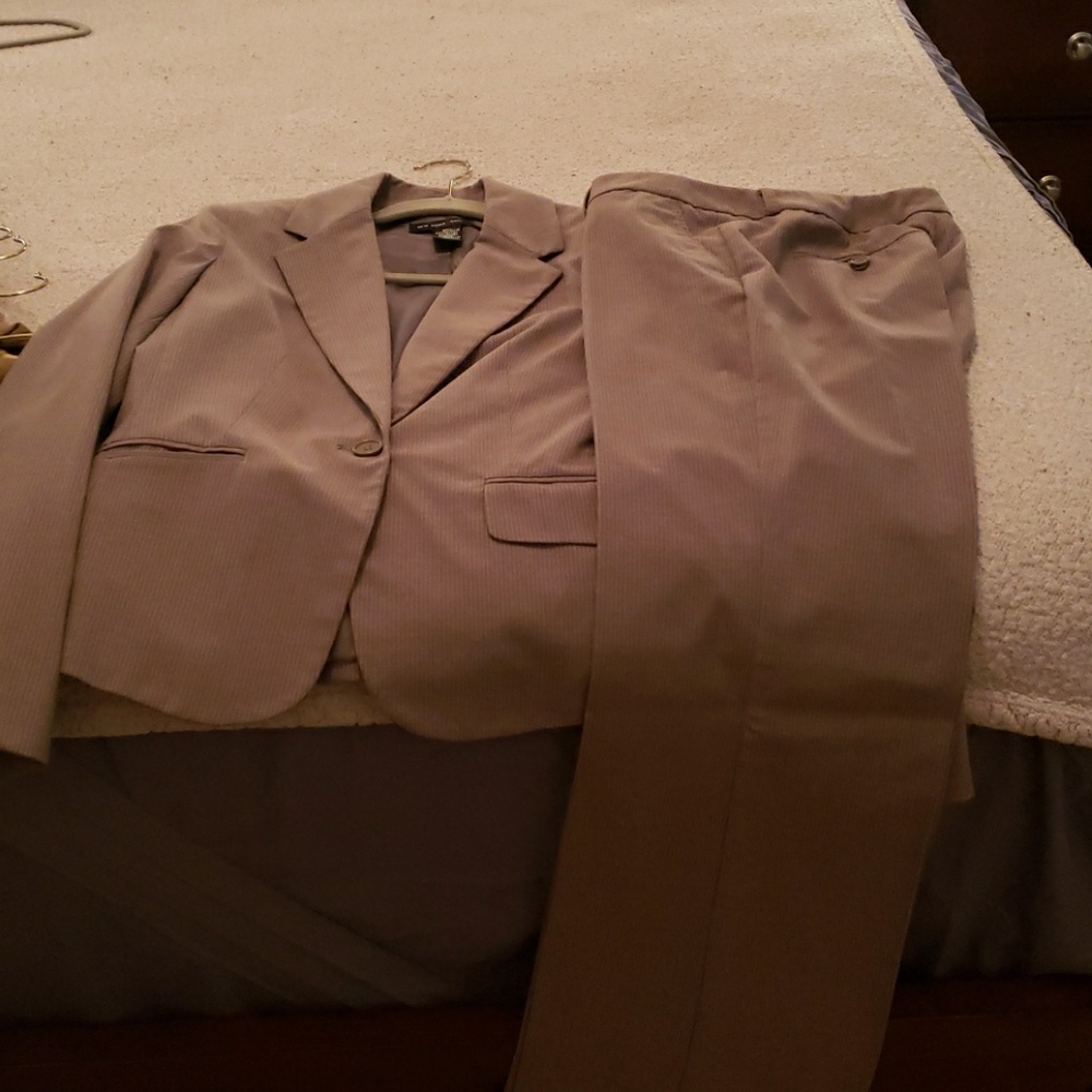 Pants suit